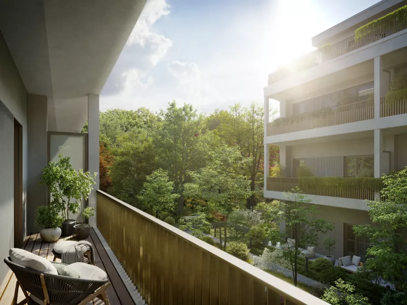 Blick vom Balkon in den begrünten Innenhof – LEONIQ Neubauwohnungen Schwabing